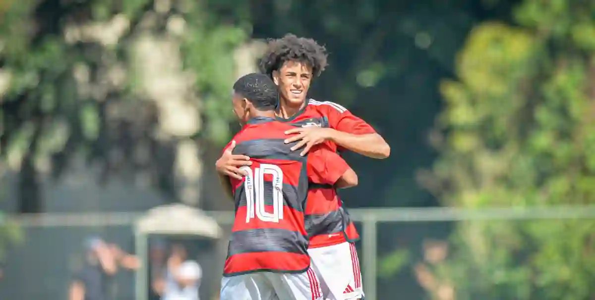 O atacante da base do Flamengo agrada a Filipe Luis ( Foto: Flamengo ) 