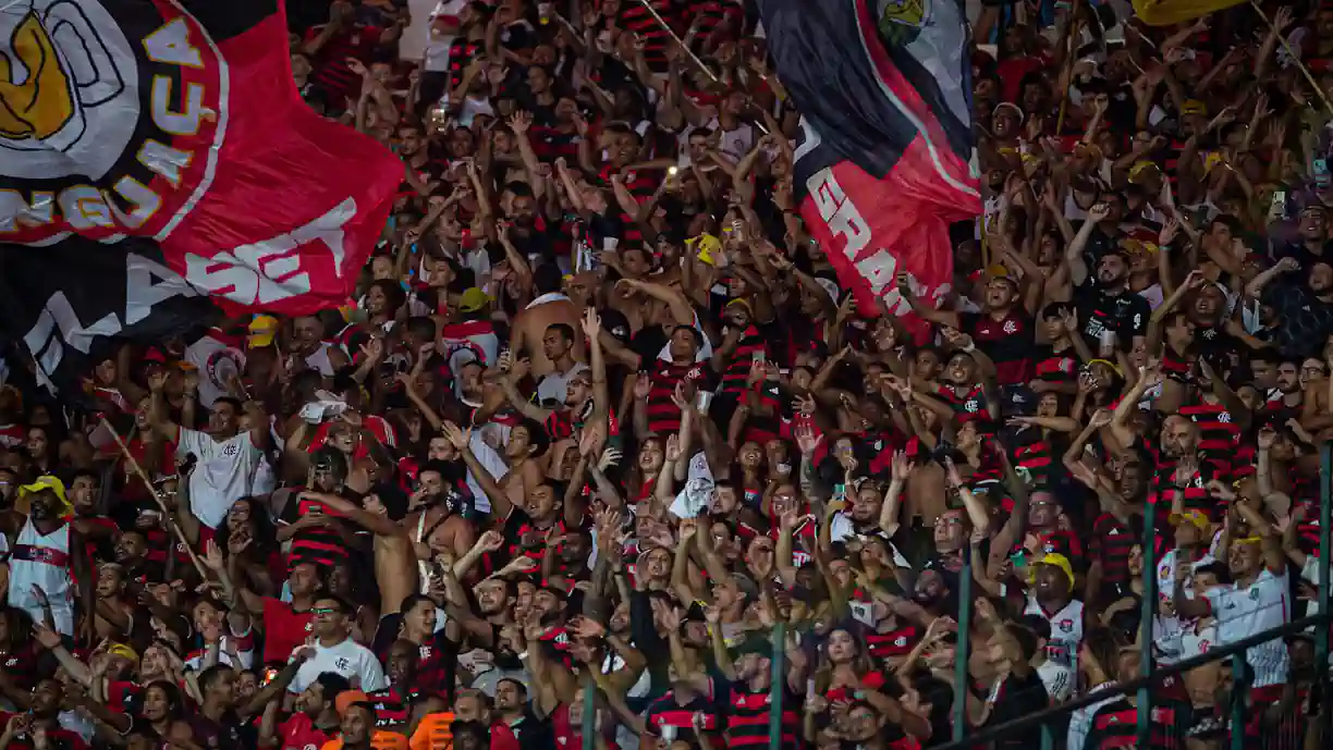 Torcida e jogadores prestam homenagem aos Garotos do Ninho durante o clássico Fla-Flu, reforçando a memória das vítimas da tragédia no CT. ( Foto: Flamengo ) )