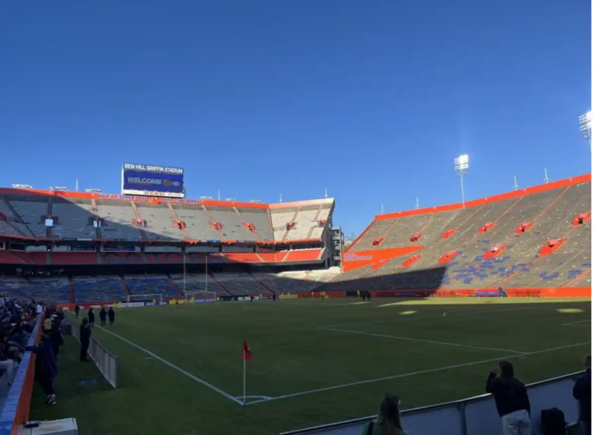 O treino do Flamengo ocorre no estádio do Florida Gators ( Foto: GE )