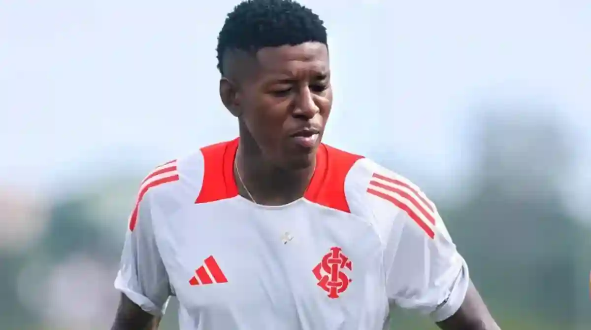 O zagueiro tem conversas adiantadas para reforçar o Flamengo ( Foto: Internacional )