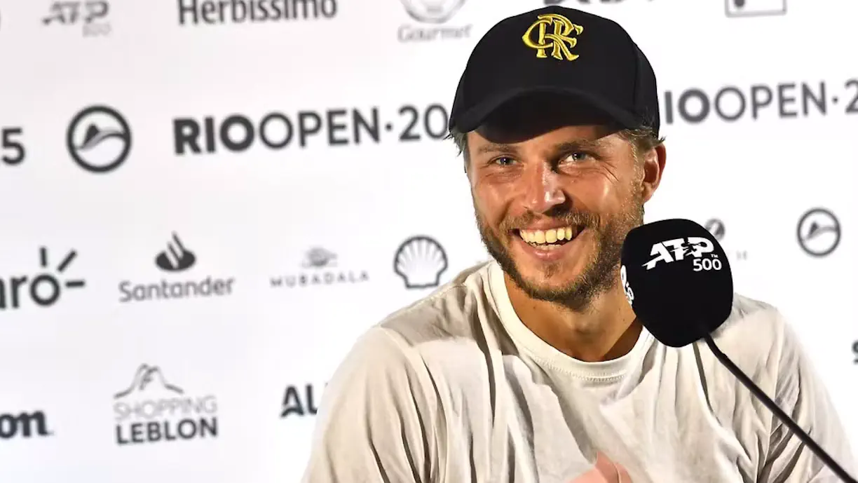 Rio Open: French tennis player appears with Flamengo's cap in a press conference