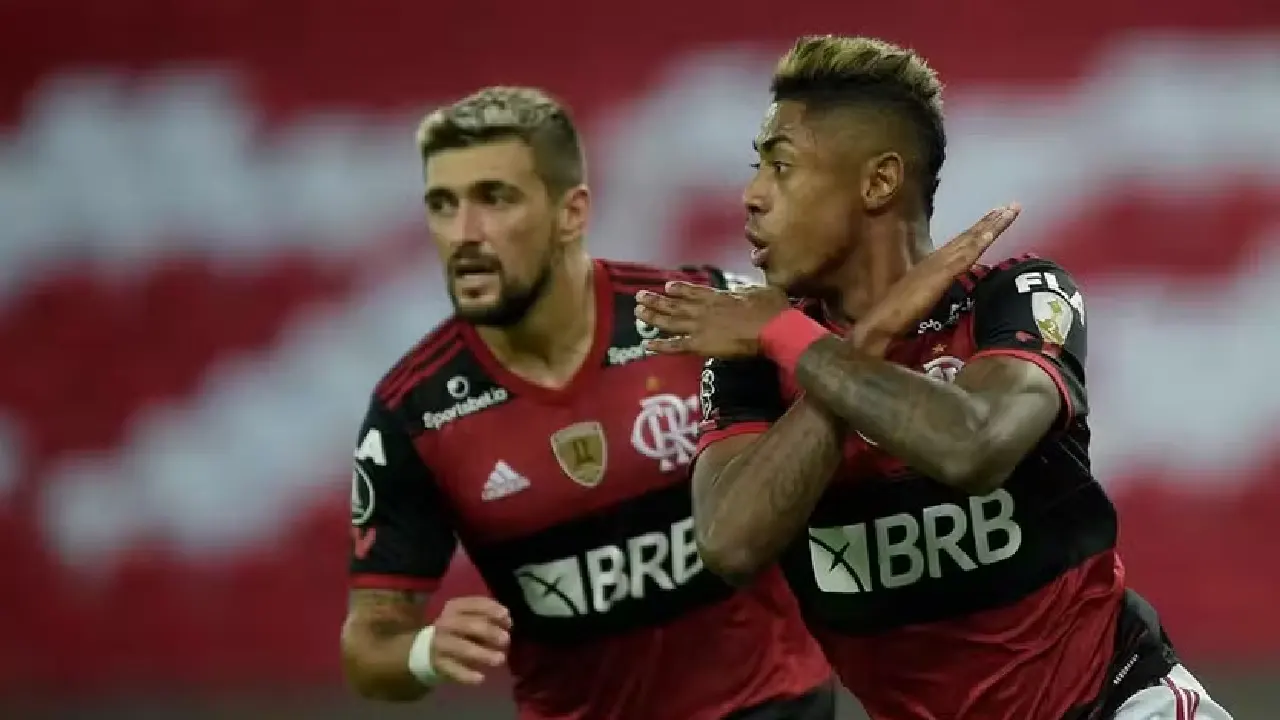 Bruno Henrique e Arrascaeta se tornam os maiores campeões da história do Flamengo