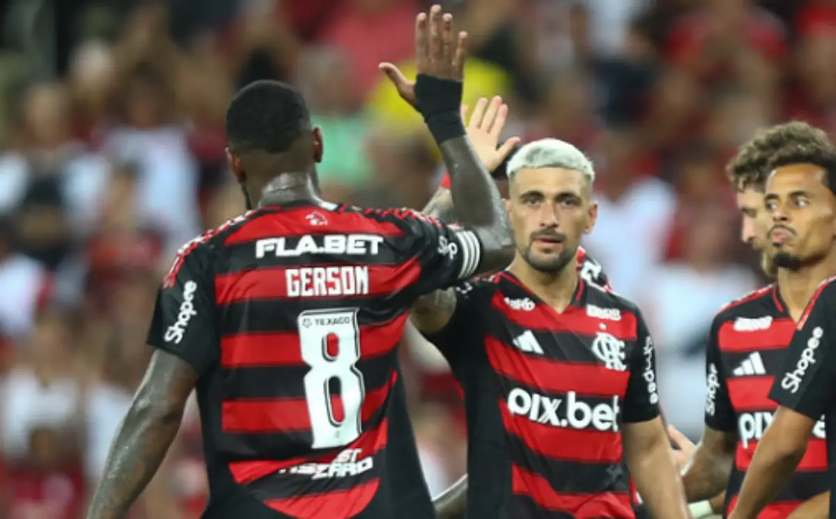 O meia do Flamengo foi chamado por Gerson na entrega da Taça Guanabara para erguer o troféu com o líderes do elenco ( Foto / Flamengo ) 