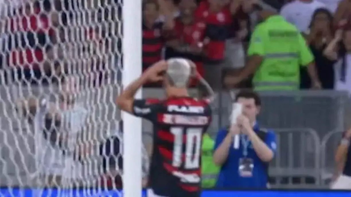 Confira reação inusitada de Arrascaeta após golaço de Matheus Gonçalves na goleada do Flamengo diante do Maricá (Foto: Reprodução)