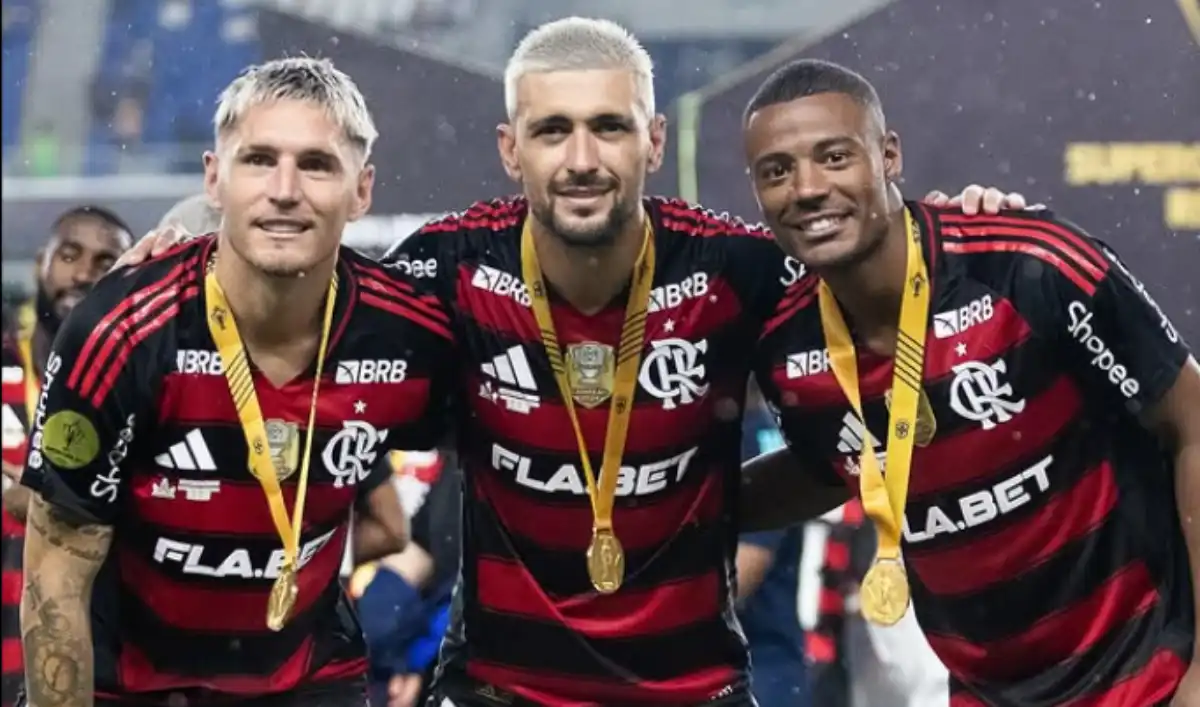  Arrascaeta comemora o 14º título pelo CRF após a conquista da Supercopa do Brasil ( Foto: Flamengo )