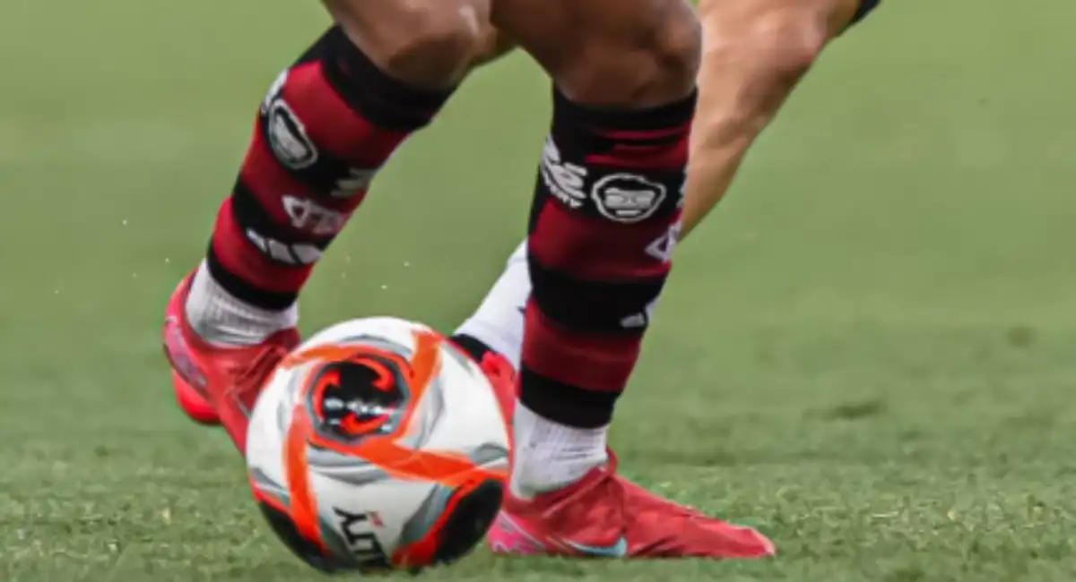 Bola do Campeonato Carioca segue gerando polêmica entre jogadores e técnicos, e FERJ busca soluções. ( Foto/Flamengo)