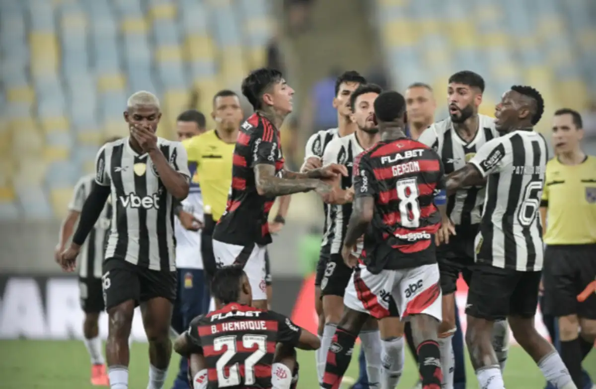 Súmula detalha expulsões no clássico entre Mengão e Botafogo, impactando a sequência dos times. ( Foto: Thiago Ribeiro )