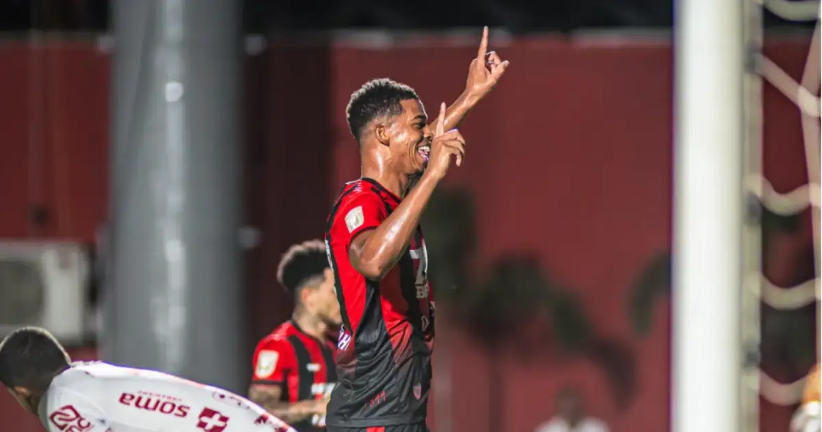 Carlinhos comemora gol decisivo pelo Vitória em sua estreia, garantindo liderança no Campeonato Baiano. ( Foto : Vitória 