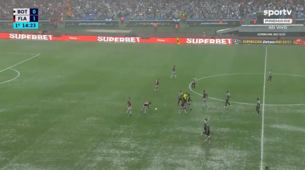 Jogo da Supercopa entre Flamengo e Botafogo é paralisado devido a fortes chuvas em Belém, enquanto Mengão vencia por 1 a 0 - Foto: Reprodução/SporTV