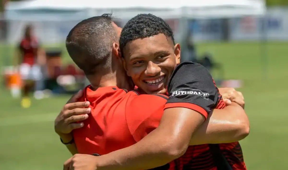  Daniel Sales em ação pelo Mengão, mostrando talento na lateral-direita e ganhando espaço no time principal. ( Foto: Flamengo )