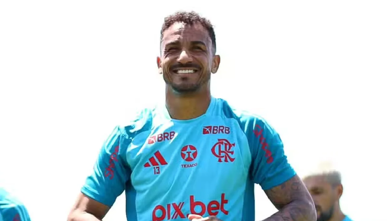 Danilo, do Flamengo, segue em tratamento de um problema físico e deve ficar à disposição de Filipe Luís para a estreia do Brasileirão (Reprodução/ Flamengo)