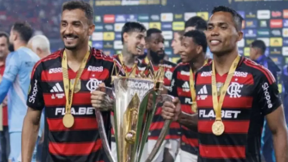 Danilo e Alex Sandro conquista 9ª troféu juntos após Flamengo vencer a Supercopa do Brasil, neste último domingo (2) (Reprodução/ Instagram)