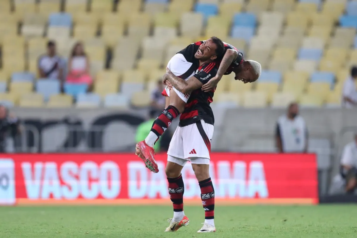 Danilo toma Wesley como 'apadrinhado', auxilia jovem lateral do Flamengo e dá conselhos - Foto: Lucas Figueiredo / Embaixada