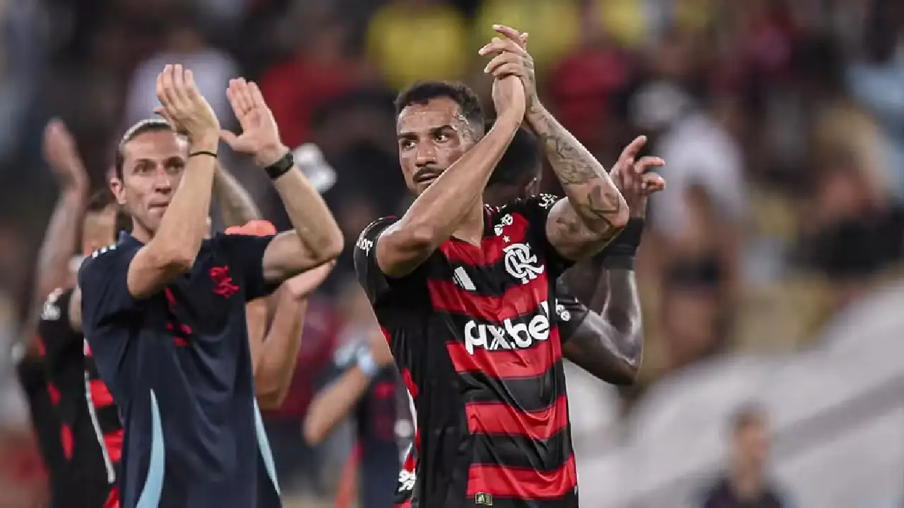 Filipe Luís demonstra comprometimento e participa ativamente dos treinos do CRF, impressionando o elenco. ( Flamengo / Foto)