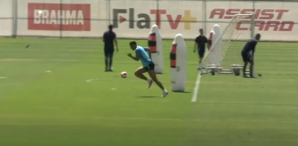 Treino aberto do Flamengo demonstra surpresa com Danilo treinando separado - Confira