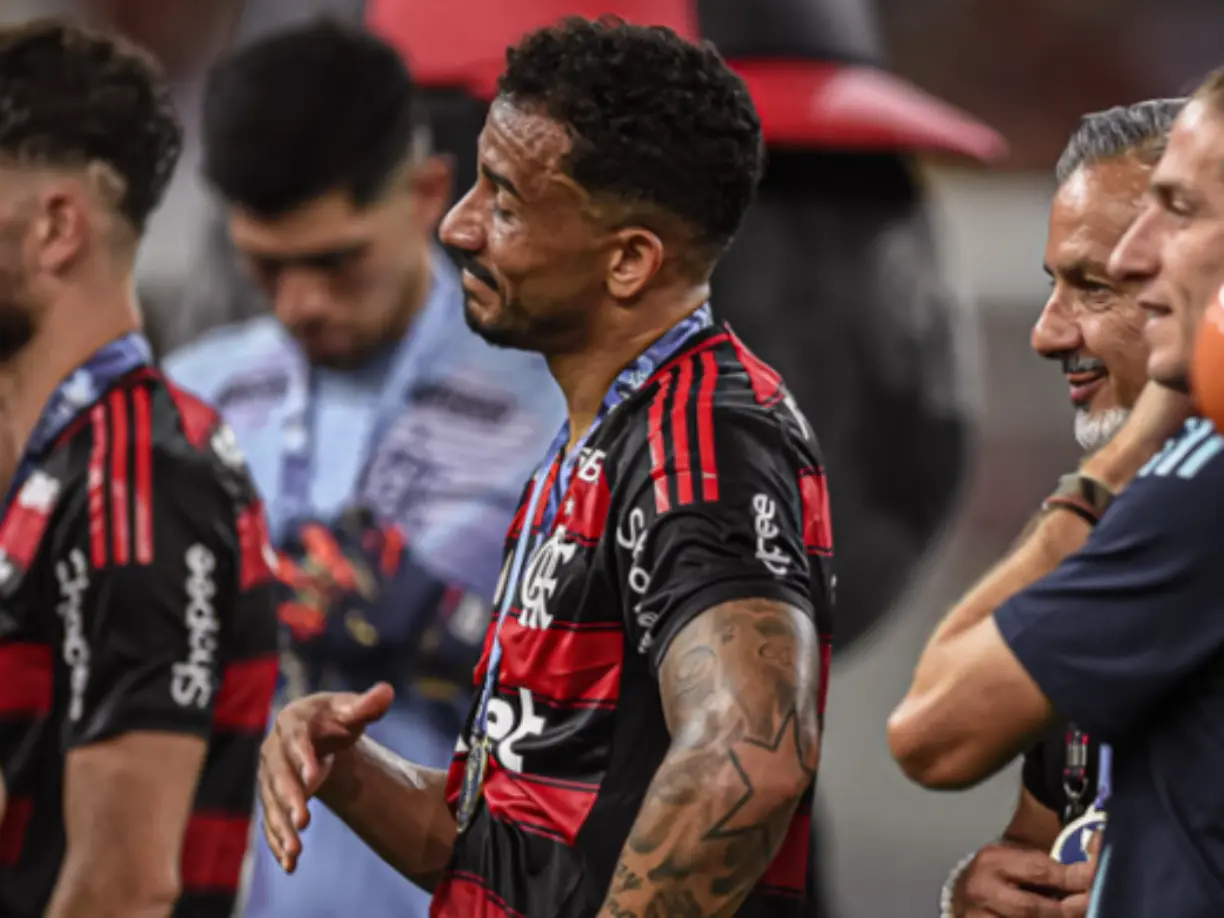 Danilo comemora seu segundo título pelo Flamengo em 2025, o zagueiro é dúvida para o clássico com o Vasco ( Foto/Flamengo ) 