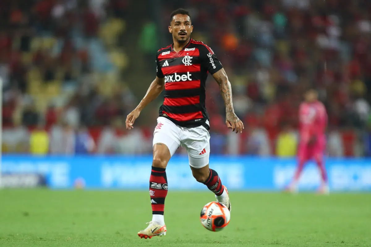 Danilo, zagueiro do Rubro-Negro, participou do primeiro episódio do 'MengoCast', podcast apresentado por João Guilherme (Reprodução/ Flamengo)