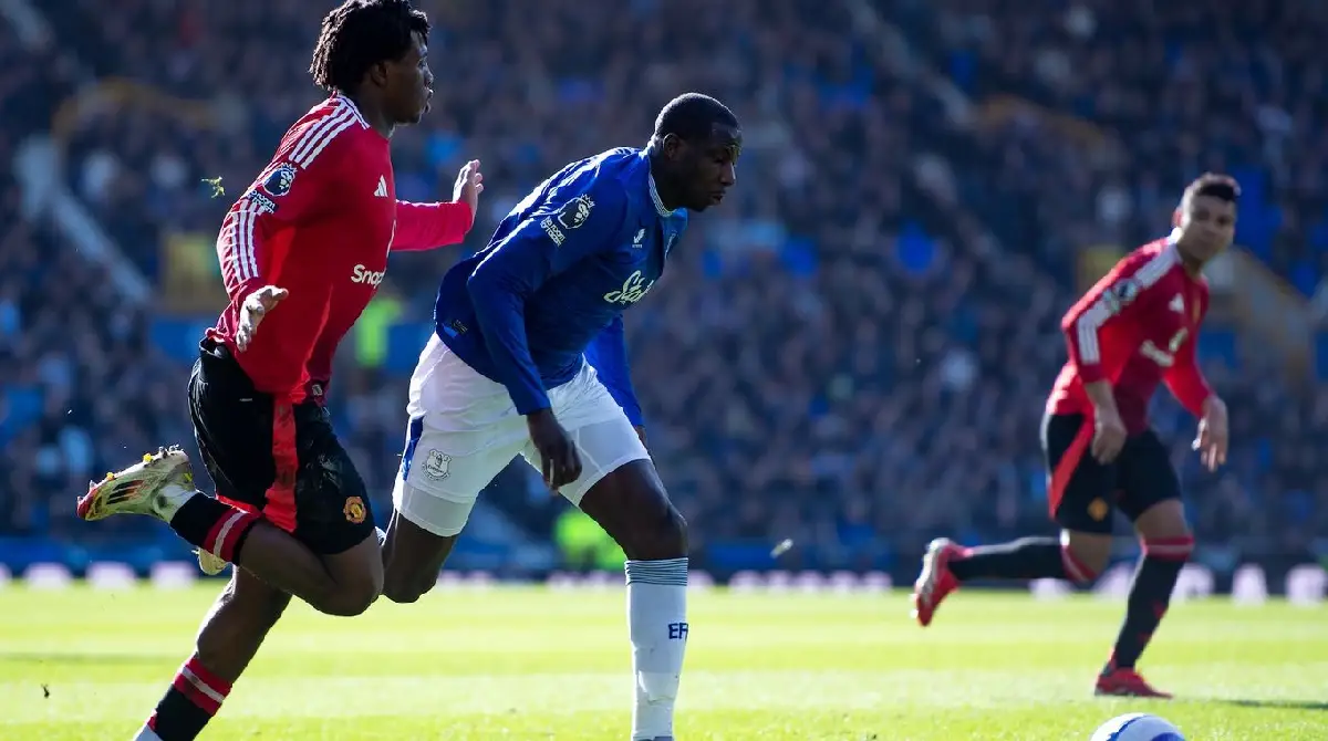 Everton e Manchester United empatam em 2 a 2 na Premier League, com pênalti anulado pelo VAR e reação dos visitantes - foto: reprodução