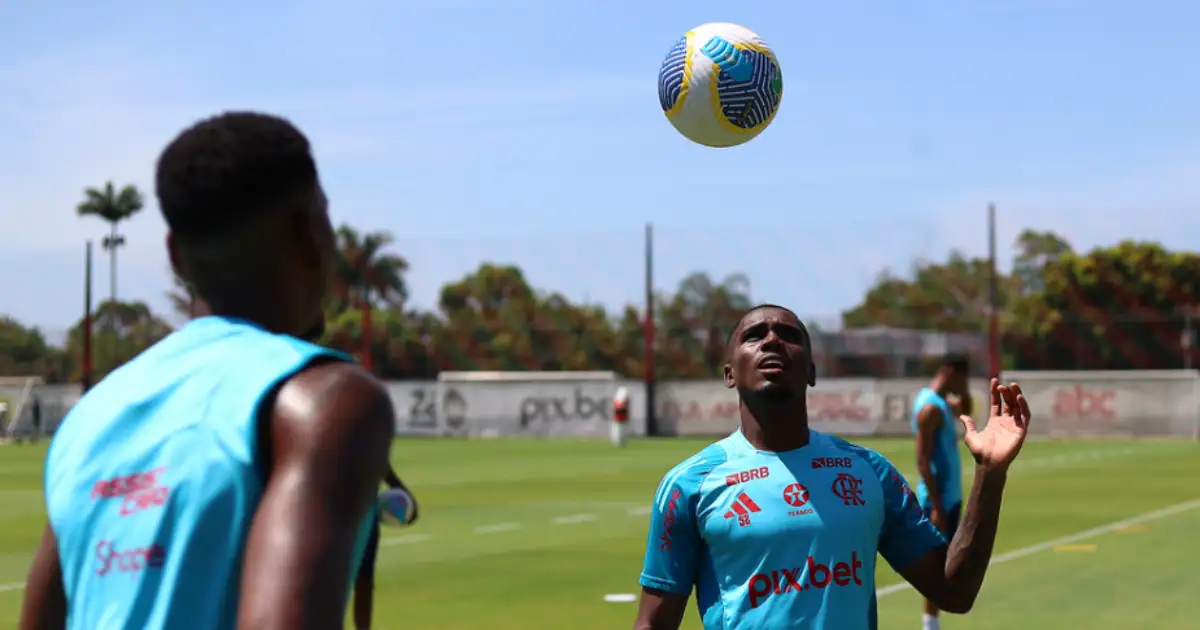 Treino do Flamengo com bola do Brasileirão, mesmo após recebimento da nova bola do Campeonato Carioca. ( Foto/ Flamengo ) 