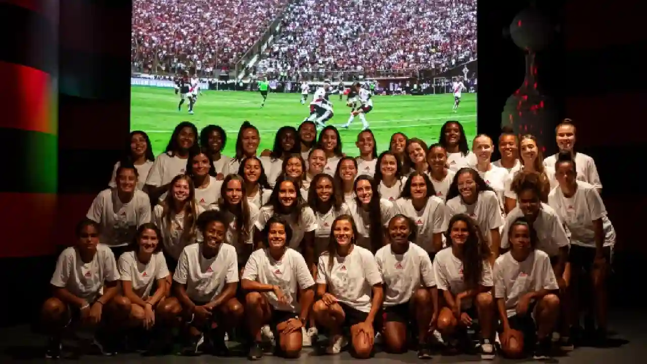 Jogadoras do Flamengo Sub-20 visitam o Museu do clube, revivem o título do Brasileiro e reforçam o legado rubro-negro - foto: reprodução