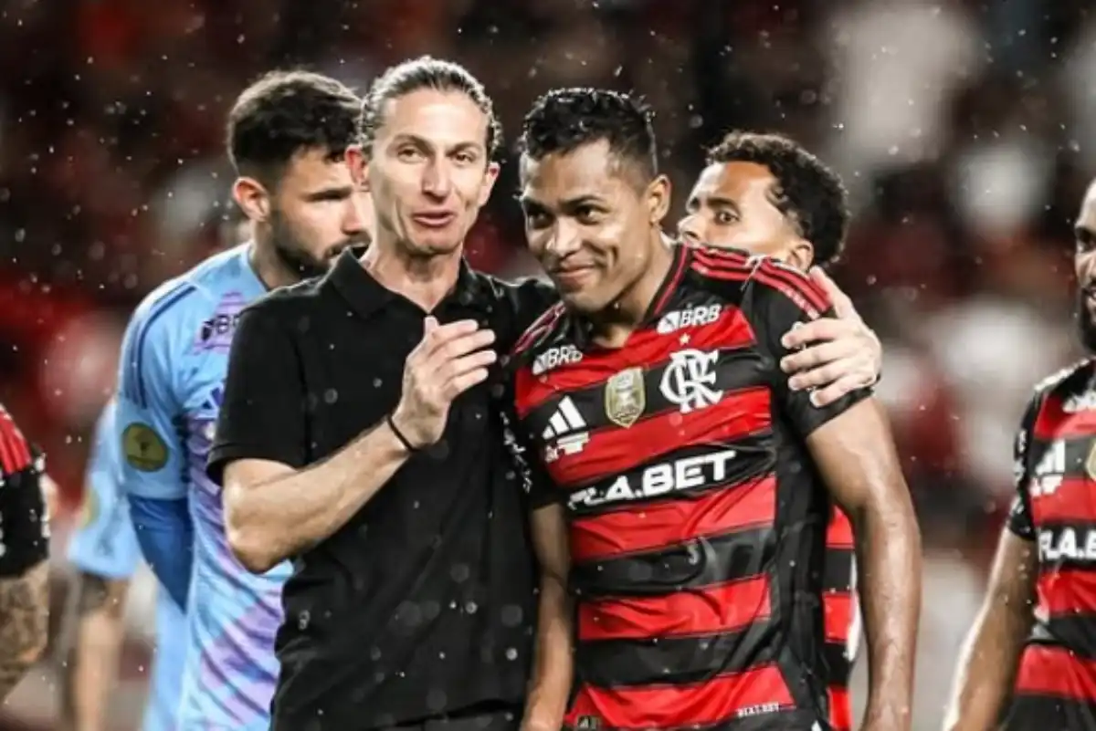 : Alex Sandro, lateral do Flamengo, expressa sua felicidade no clube e destaca a importância da torcida e da chegada de Danilo para o time. ( Foto: Instagram )