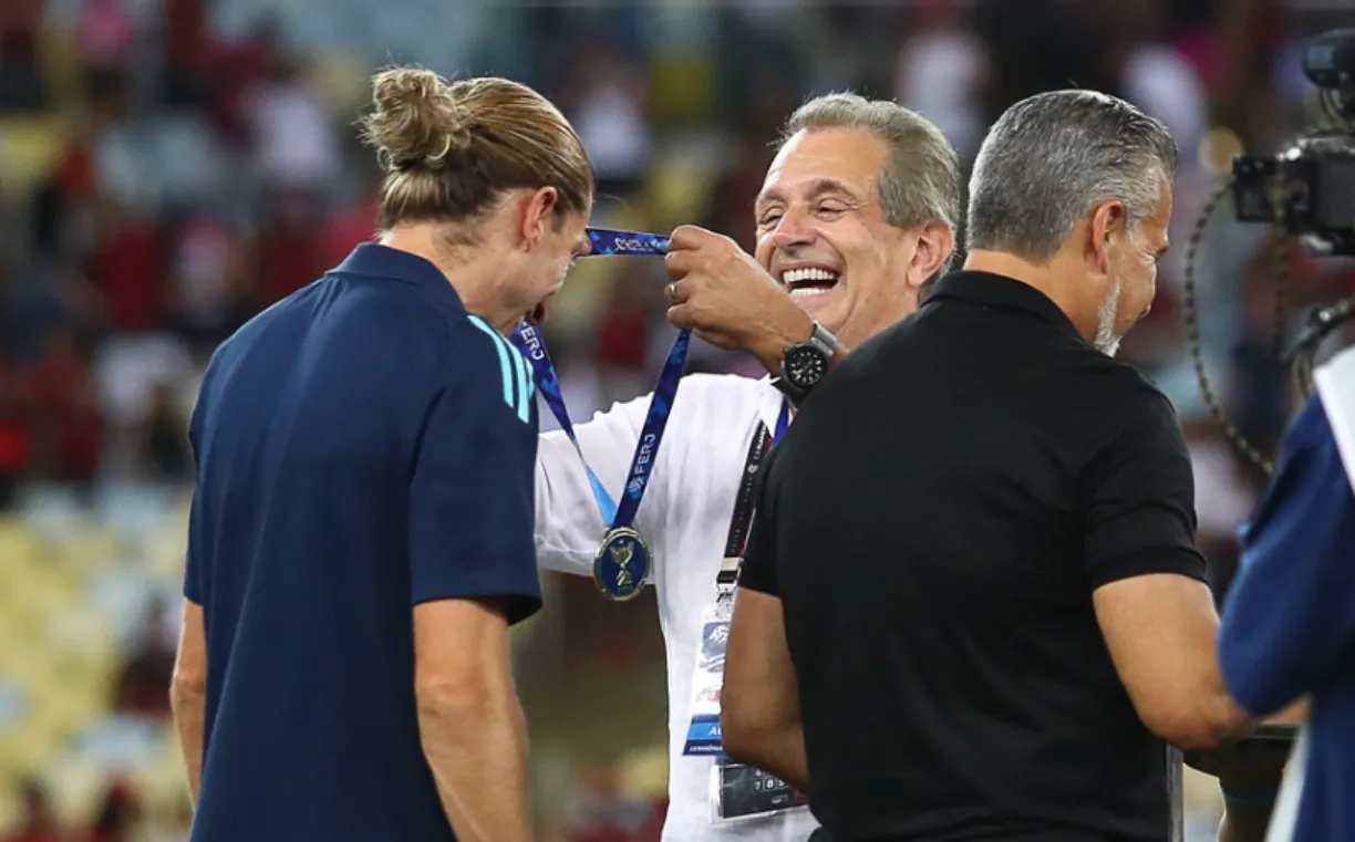 Filipe Luís em premiação pelo Flamengo após conquista da Taça Guanabara pelo Mais Querido ( Foto/ Flamengo ) 