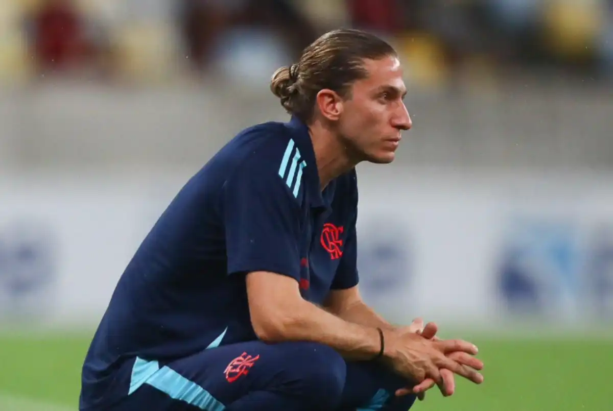 Filipe Luís comanda o Flamengo em clássico contra o Vasco; Ayrton Lucas e Juninho são desfalques importantes para o confronto. ( Foto: Flamengo ) 