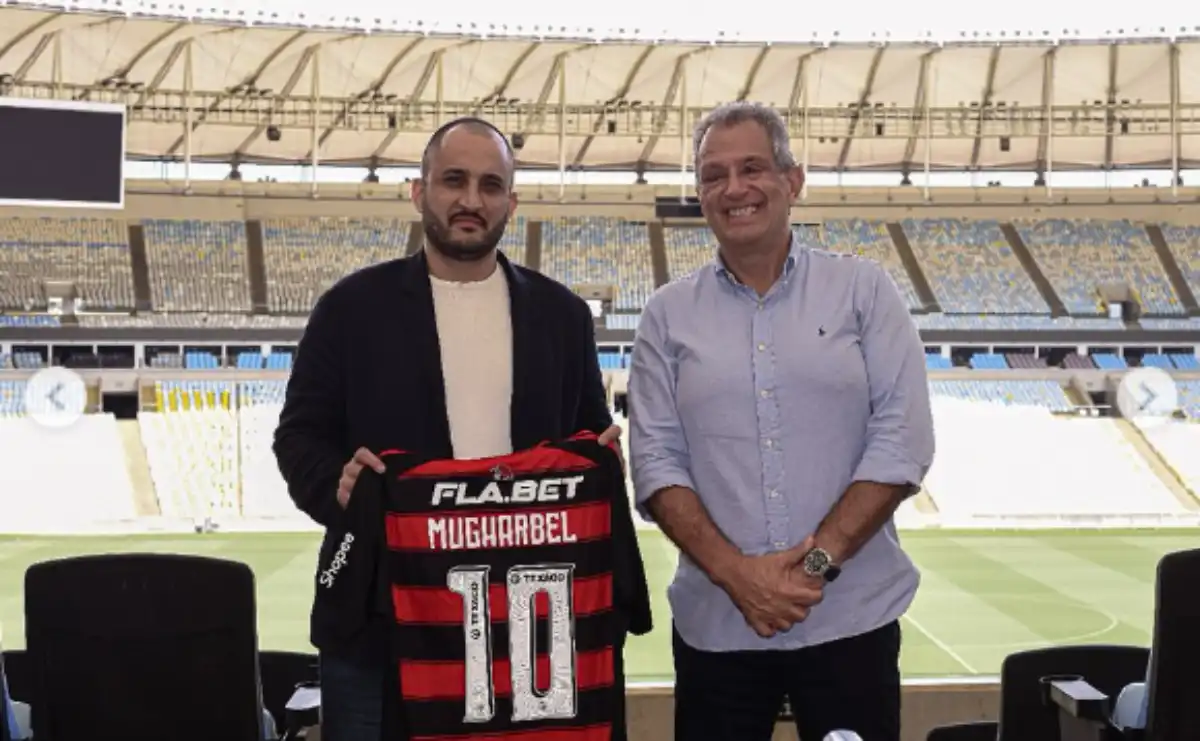 Dirigentes da Liga Árabe visitam o Maracanã e recebem camisa do Flamengo, fortalecendo laços com o futebol saudita. ( Foto: Flamengo ) 