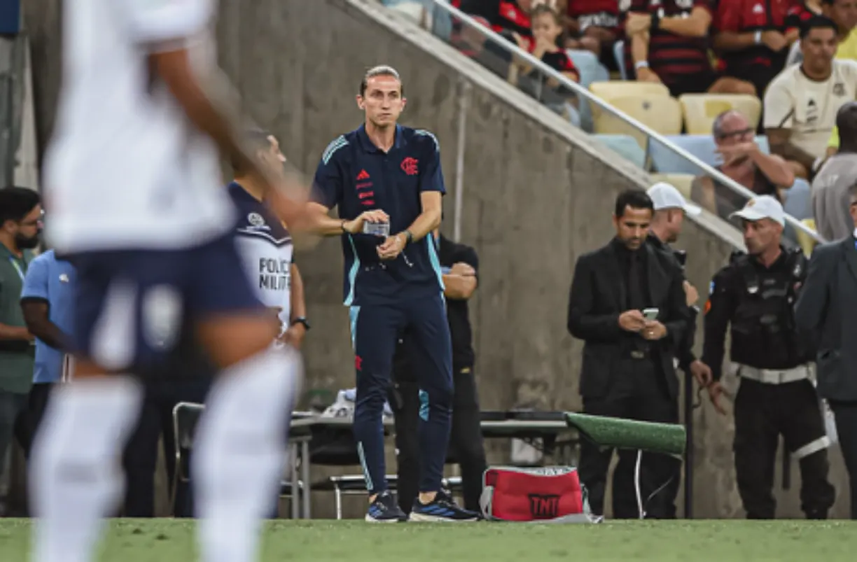  Filipe Luís preoucupado com as lesões no Flamengo em 2025, destacando os desfalques de jogadores chave do elenco. (Foto/Flamengo)