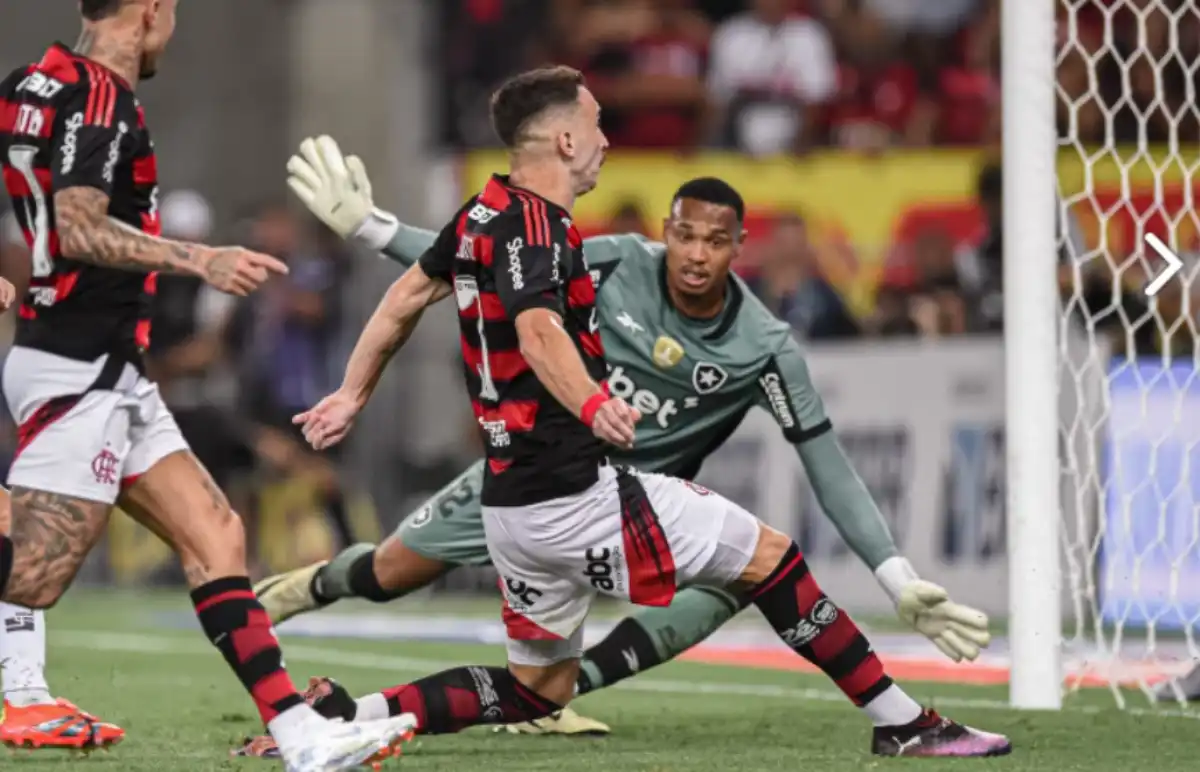 Léo Ortiz se destaca na vitória sobre o Botafogo, com gol decisivo e números defensivos impressionantes ( Foto / Flamengo )