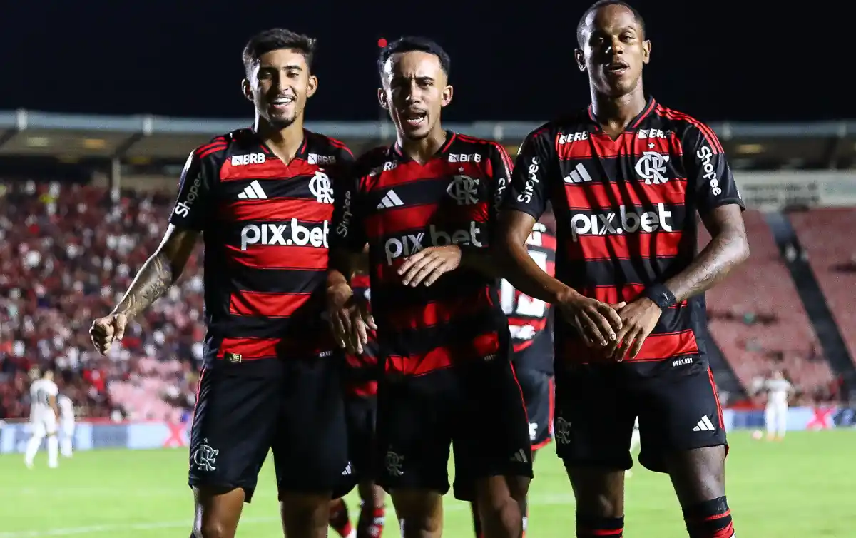 Jogadores do FLAMENGO comemoram gol da base na goleada sobre a Portuguesa-RJ, evidenciando o potencial do time  ( Foto: Flamengo )