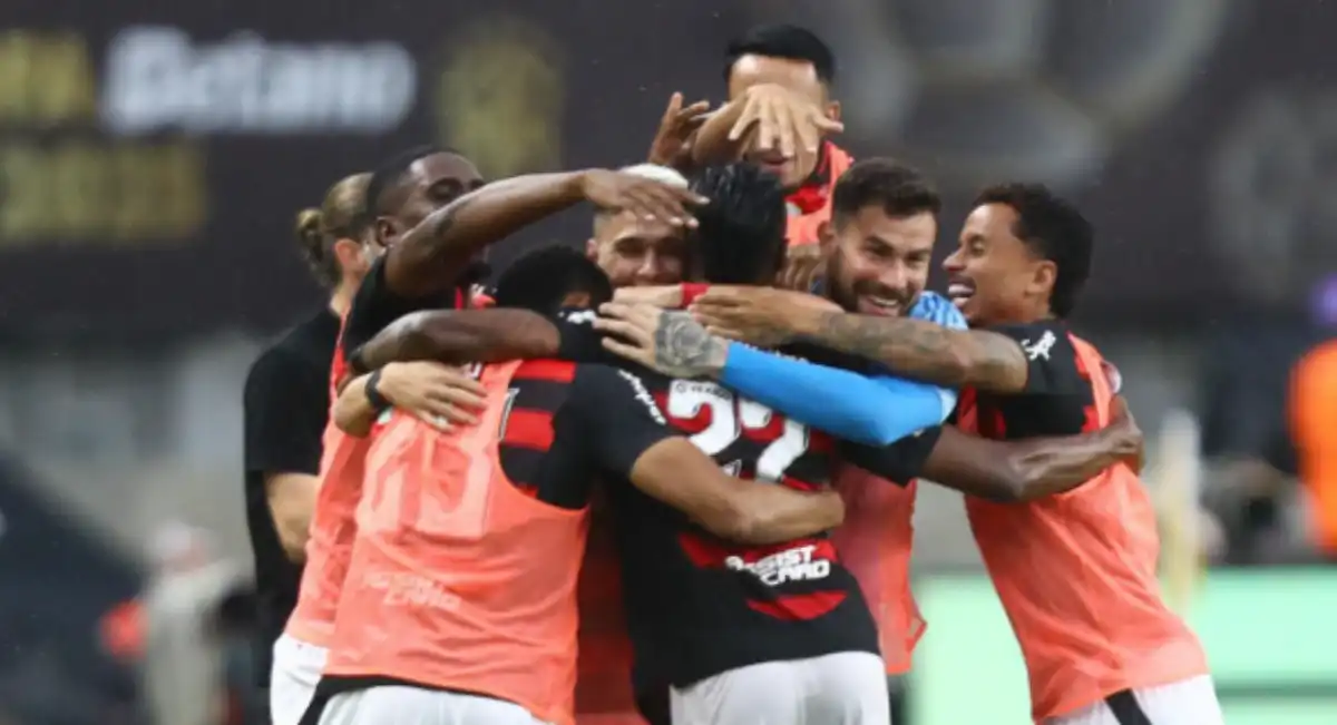 Repertório, jogadas e muito treino: Flamengo chama atenção por "belo" futebol jogado na Supercopa