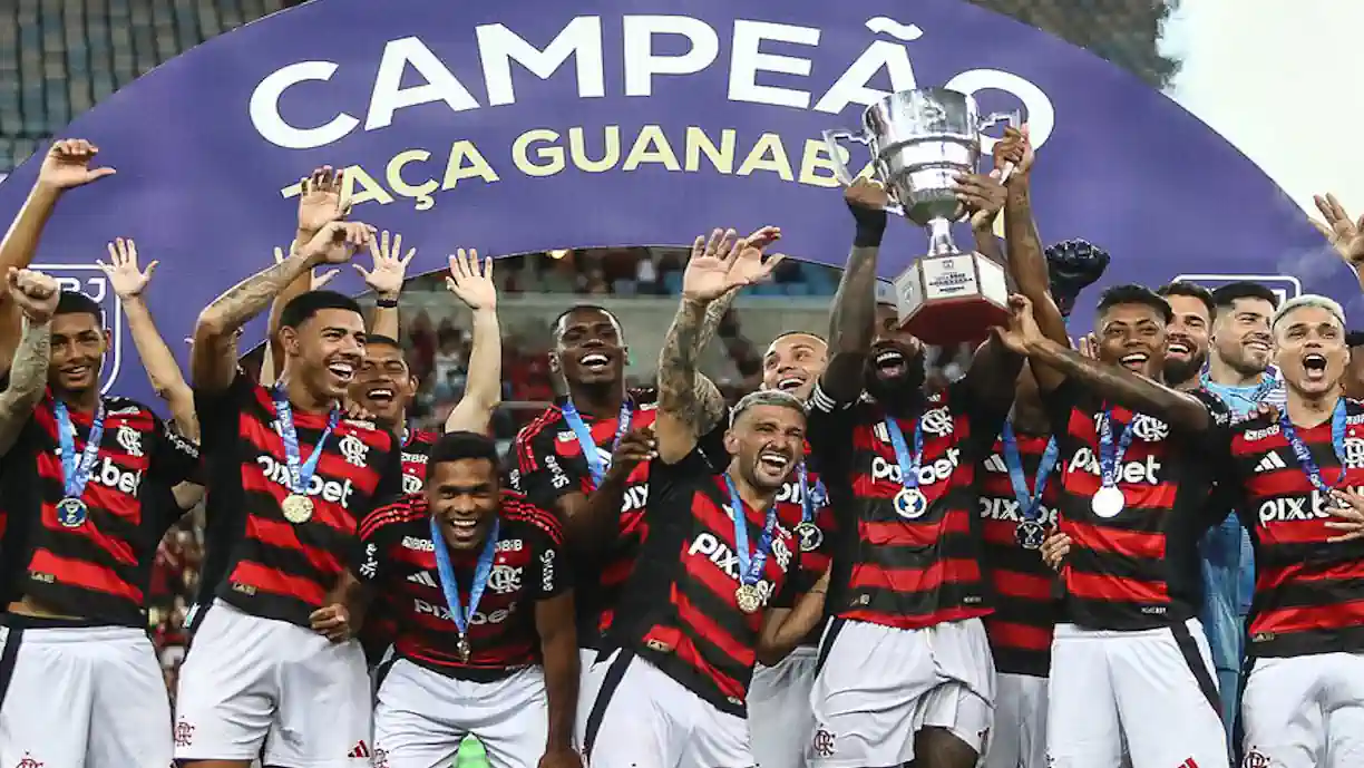 Gerson surpreende Arrascaeta em comemoração de título do Flamengo neste último sábado (22), após goleada sobre o Maricá (Reprodução/ Flamengo)