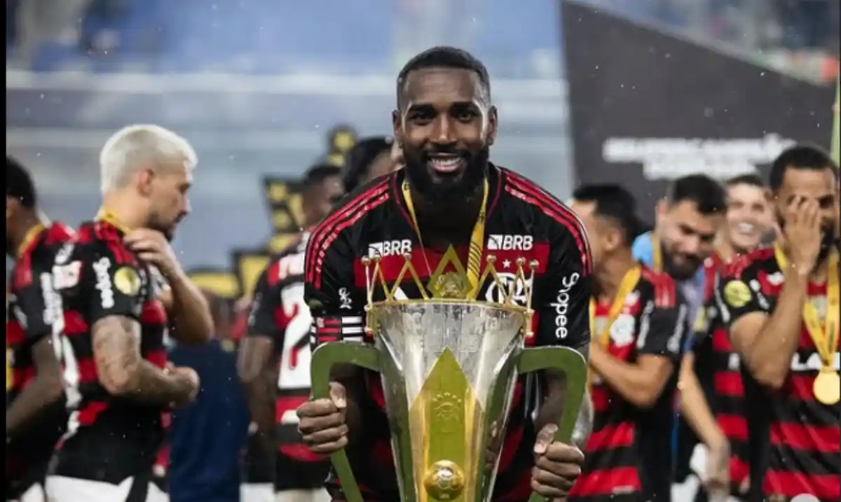  Gerson em ação pelo Flamengo, destaque no meio-campo rubro-negro, no título da Supercopa Rei ( Foto: Instagram/ Gerson ) 