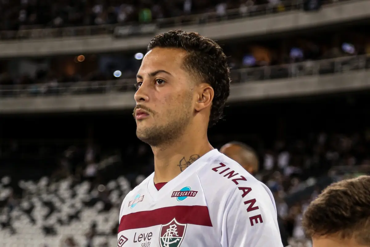 Lateral do Fluminense faz coro a Filipe Luís, do Flamengo, sobre gramado do Maracanã