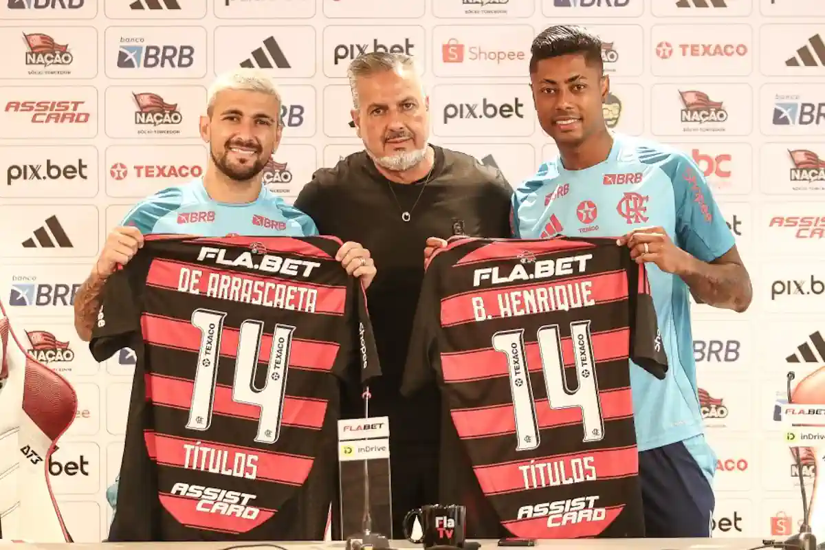 Bruno Henrique e Arrascaeta receberam justa homenagem do Flamengo nesta terça-feira