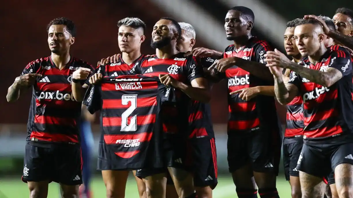 Juninho homenageia Varela e manda recado ao lateral do Flamengo: "Estamos juntos"