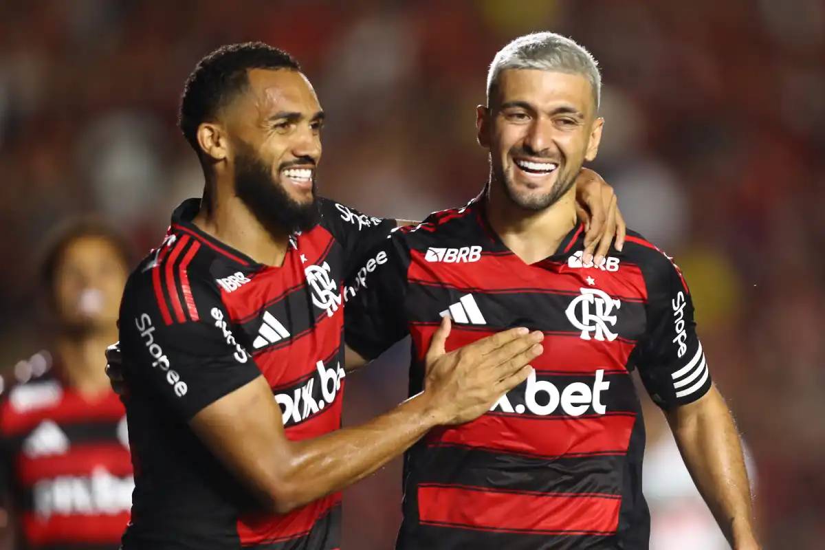 Juninho celebra seu primeiro gol pelo Flamengo, dedicando-o à esposa e filha.O mais querido venceu por 5x0 ( Foto: Flamengo )