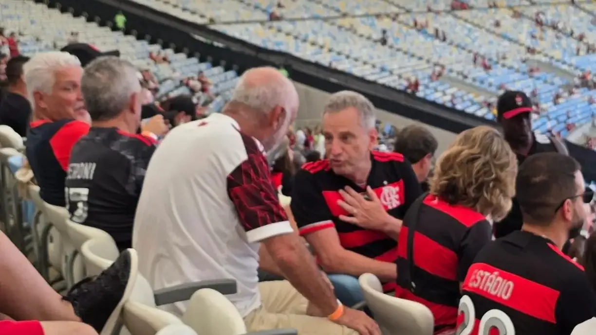 Ex-presidente do Flamengo, Landim vai ao Maracanã acompanhado de Diogo Lemos e com camisa do estádio (Foto: Reprodução)