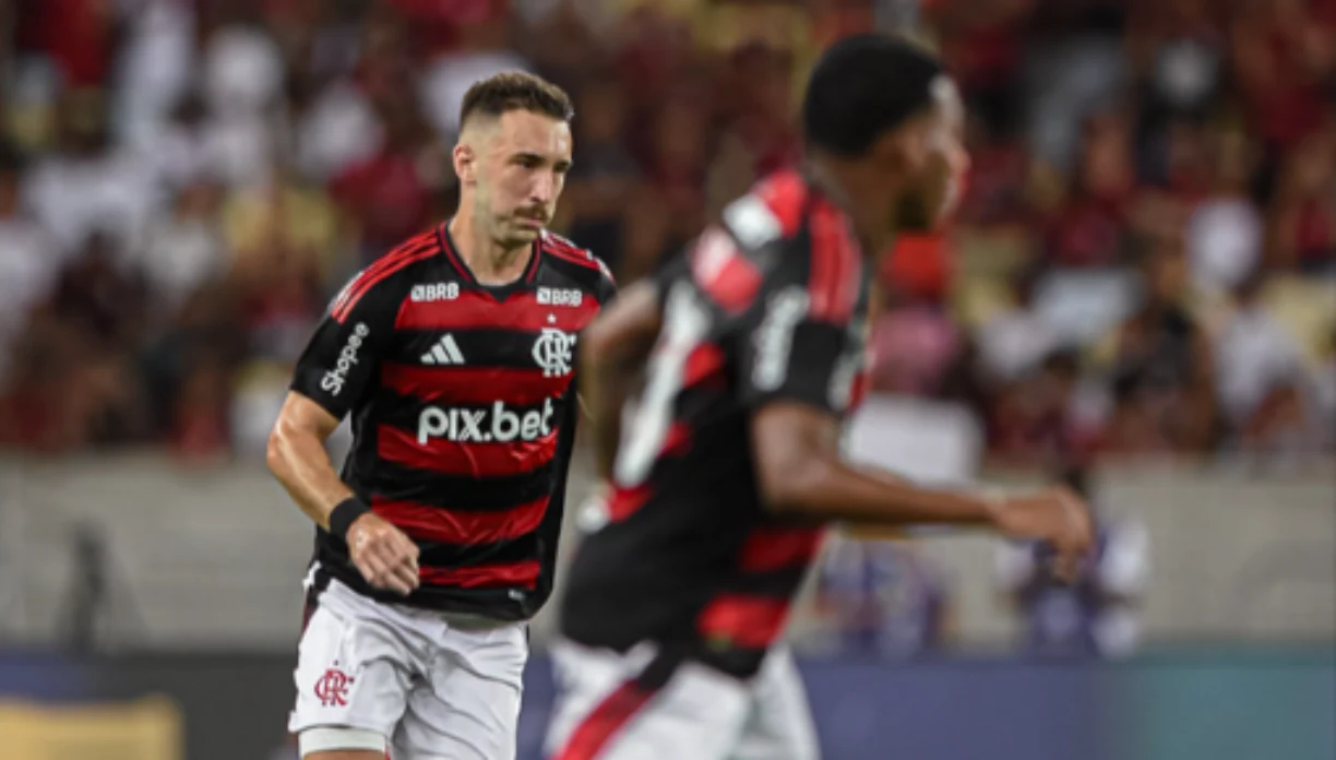 Léo Ortiz em ação pelo Flamengo, destacando-se como líder da defesa rubro-negra, jogador tem passado pelo futsal ( Foto/Flamengo ) 