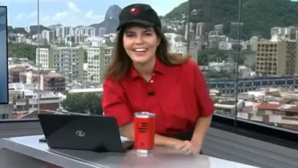 Mariana Gross apresenta RJTV com boné do Flamengo em homenagem a título da Supercopa do Brasil (Reprodução/RJTV)