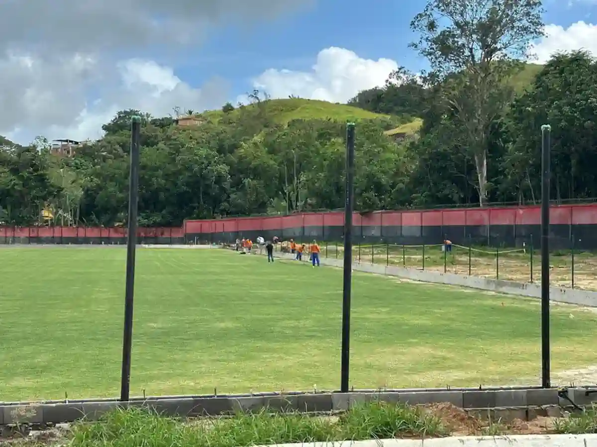 Do lado esquerdo, serão erigidos três vestiários, incluindo um para a arbitragem, além de um alambrado atrás dos gols