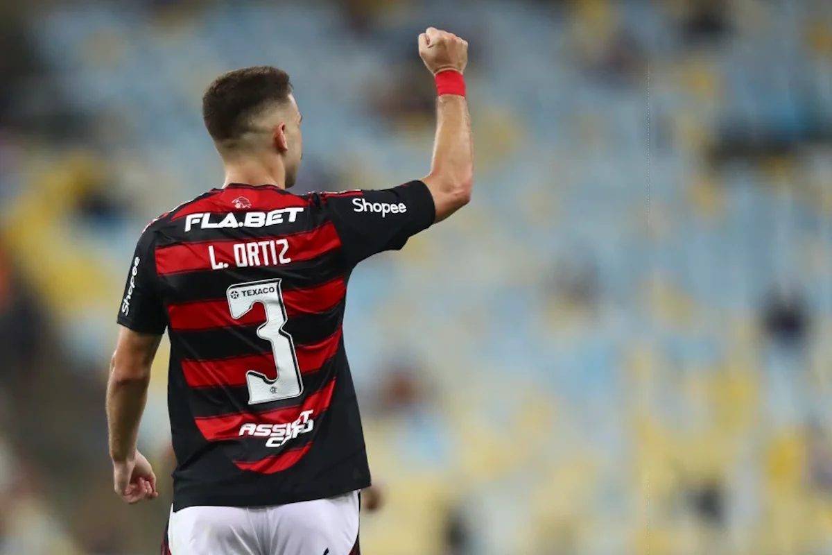 Em jogo quente, com brigas e expusões,  Flamengo derrota o Botafogo e vira líder do carioca