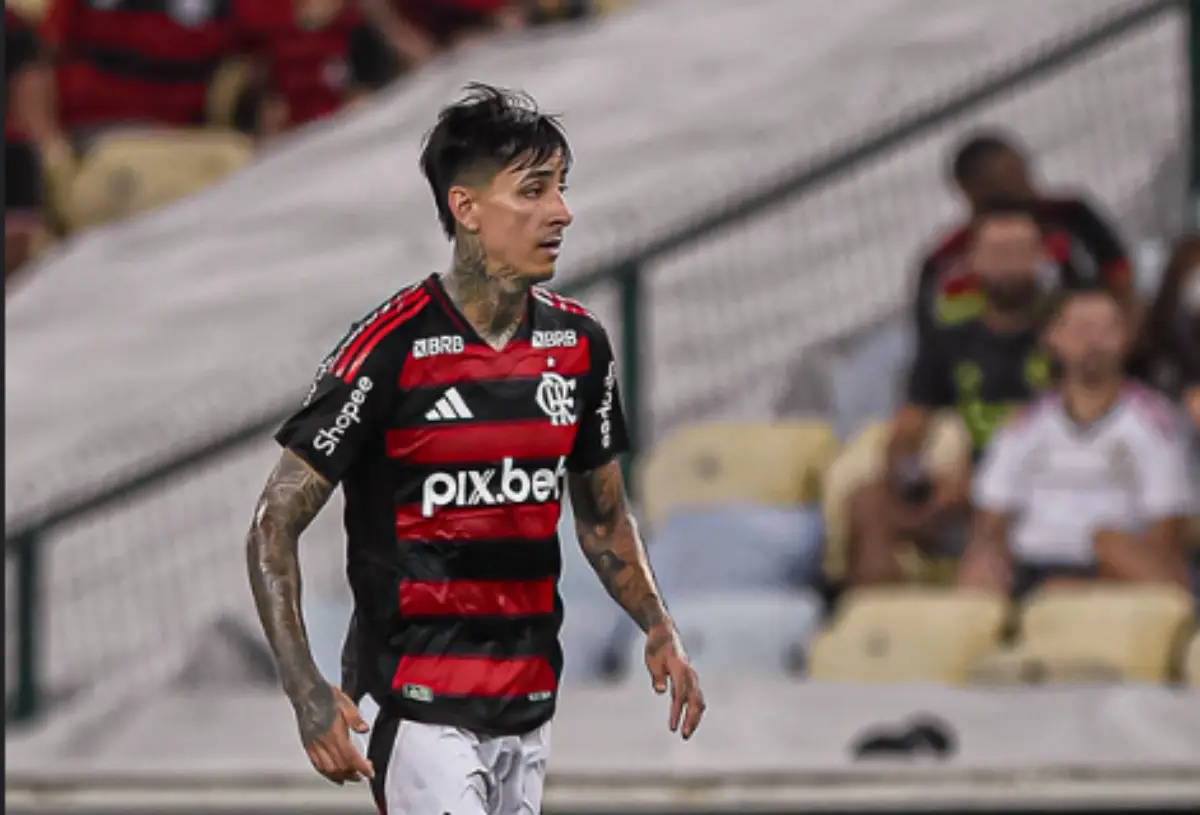 Erick Pulgar em ação pelo Flamengo, peça-chave no meio de campo e alvo de renovação contratual. ( Foto / Flamengo )