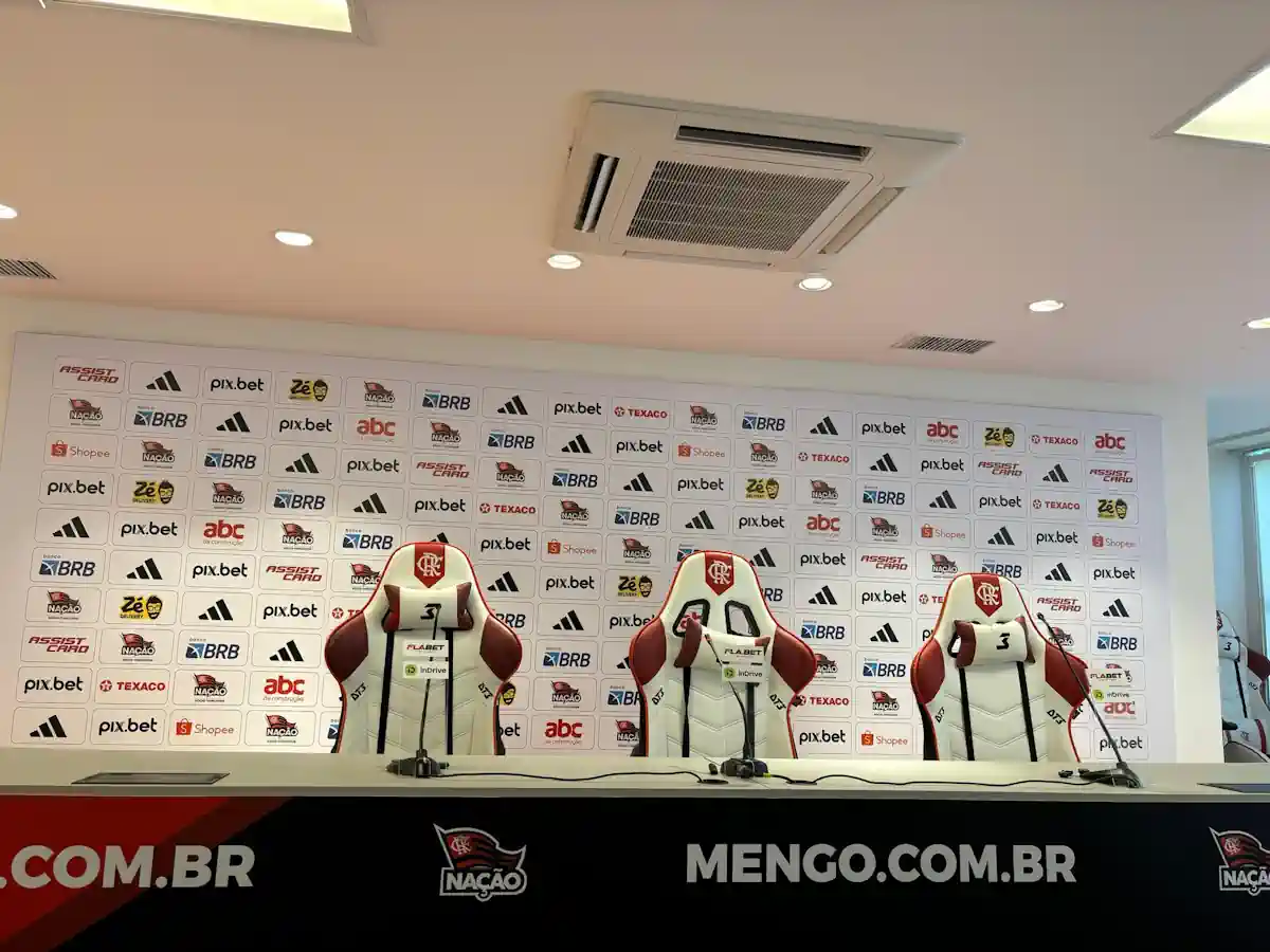 Sala de imprensa do ninho do urubu, só no aguardo de Bruno Henrique e Arrascaeta para a coletiva de imprensa