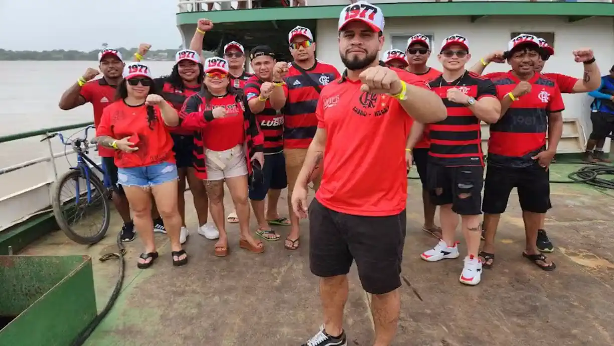 Mais de 200 torcedores viajam de balsa para acompanhar Flamengo x Botafogo pela Supercopa