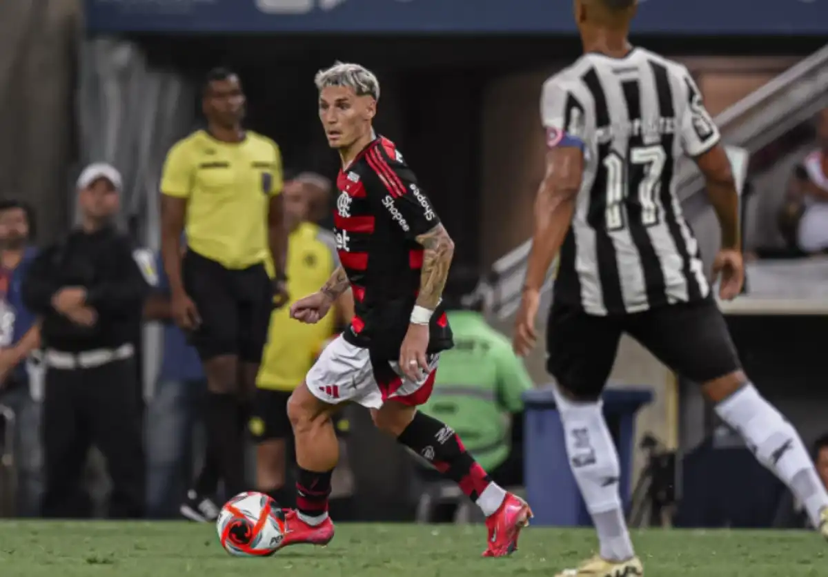 Varela se destacou no clássico contra o Botafogo e recebeu elogios pelo seu desempenho defensivo e tático. ( Foto - Flamengo ) 