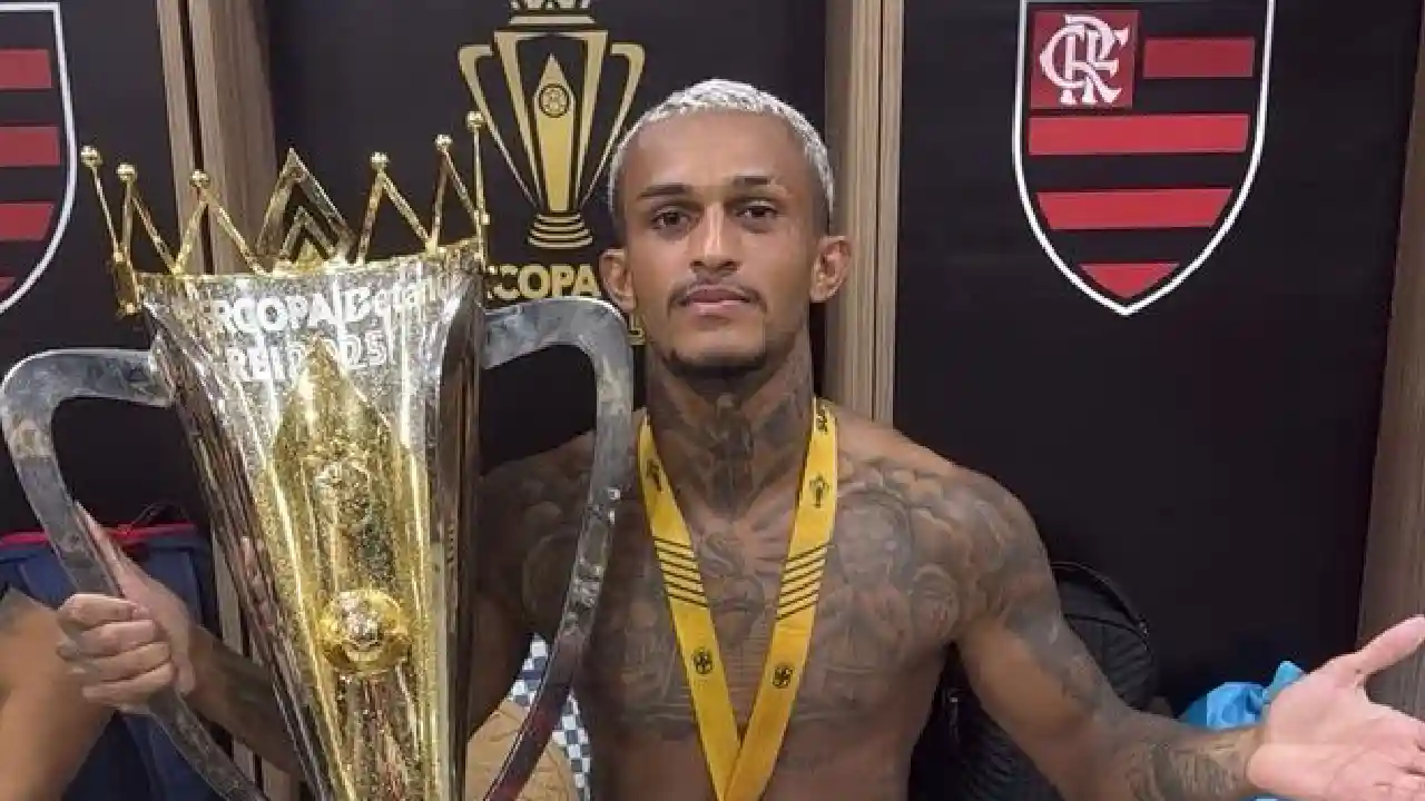 Wesley comemora o título da Supercopa do Brasil com o Flamengo e provoca o Botafogo durante a celebração - foto: reprodução