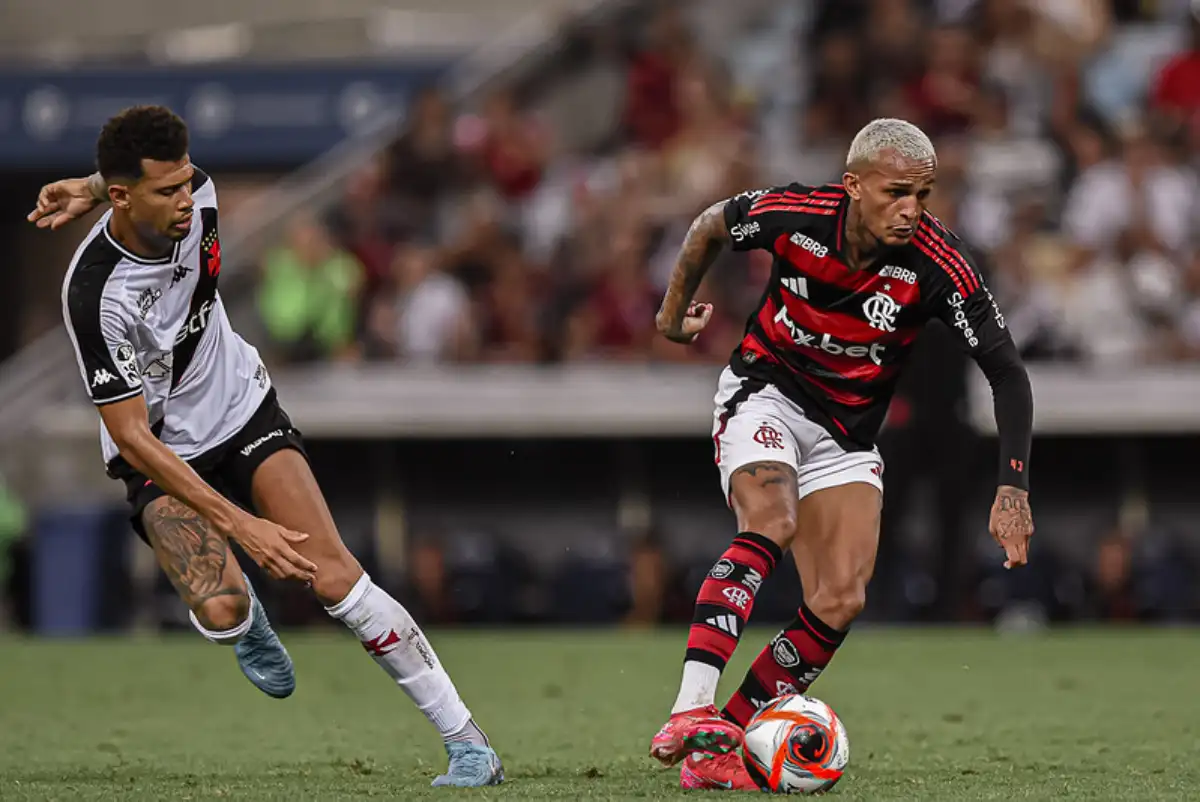 Wesley foi criticado por tentar lance de efeito durante a vitória por 2 a 0 diante do Vasco no Maracanã - Foto: Paula Reis/Flamengo