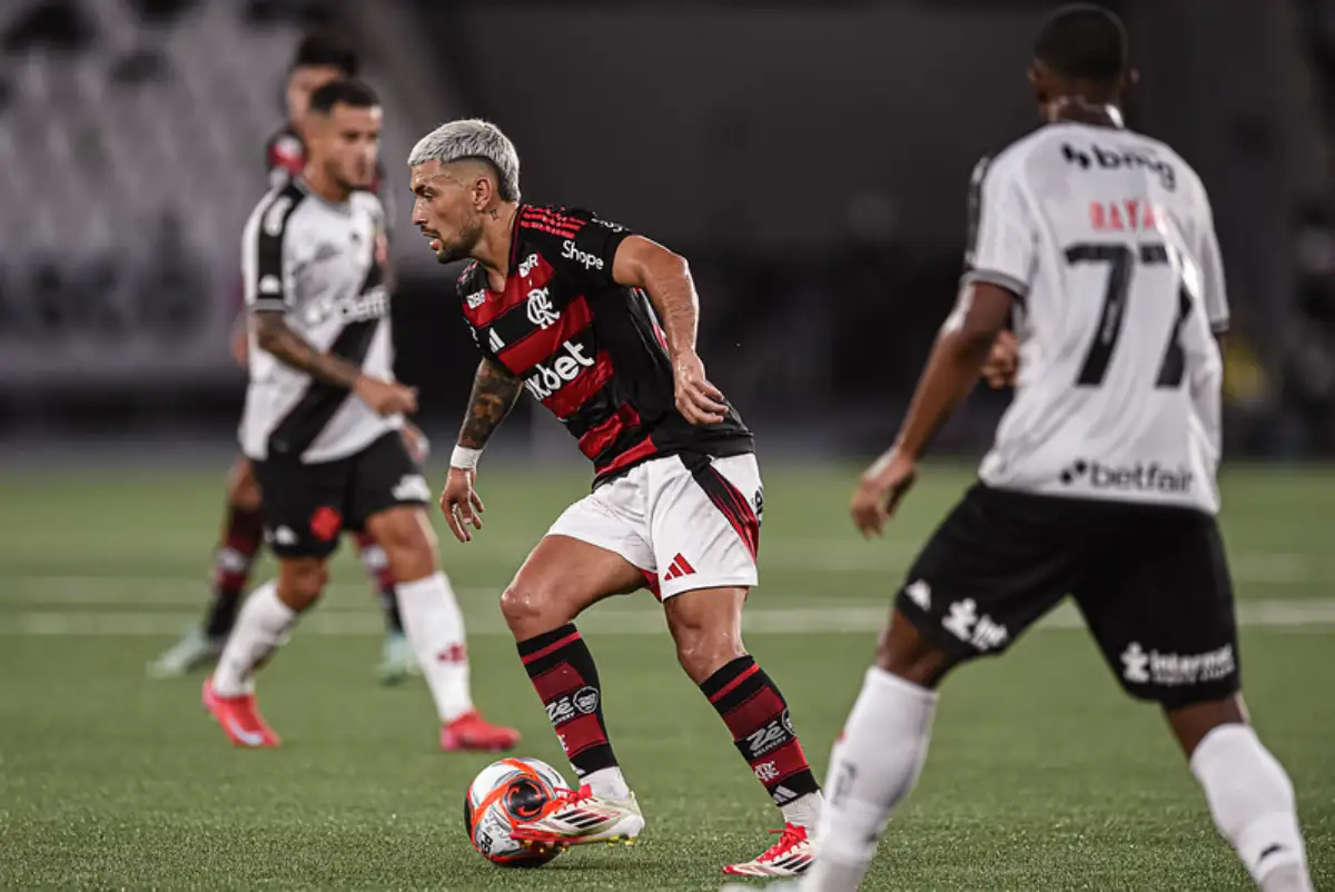 Diante do Vasco, Arrascaeta chegou a marca de 300 jogos pelo Flamengo e será homenageado nesta quinta (6) - Foto: Paula Reis/Flamengo